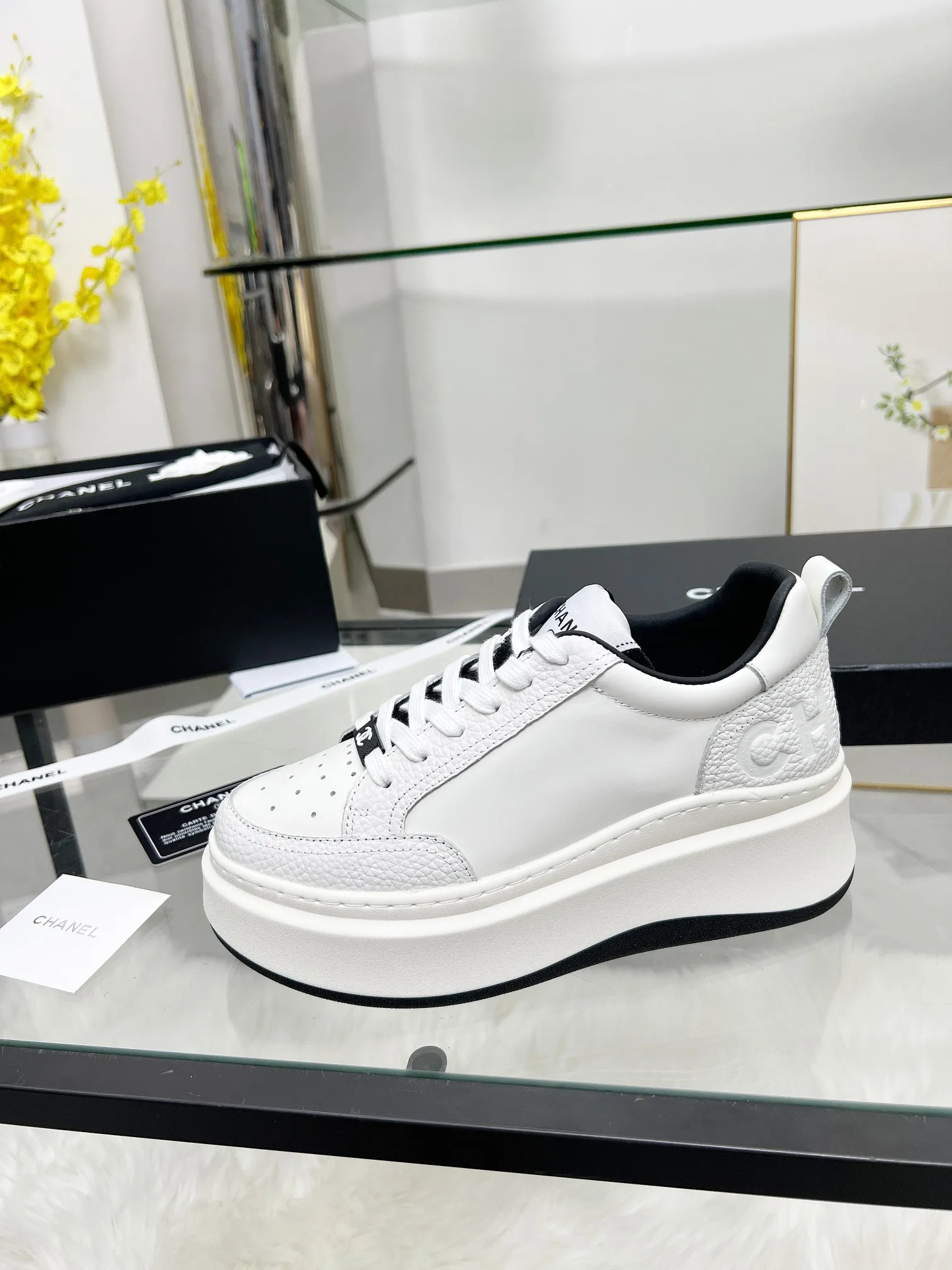👟👟Ex-factory price 540👟👟 CHANEL 25C spring and summer new sports shoes official website is available at the same time ❤️ Counter out-of-stock kings. Major bloggers are recommending new styles on social days. This season’s new styles are simply eye-catching and look great on the feet. The casual casual sports style is refreshing and natural, interpreting Chanel’s fashionable femininity. The overall customization makes all sports shoes on the market at that time obsolete. This series is now available for sale! The upper is made of custom imported pebbled calf leather ➕ custom frosted calf leather. The lining is made of original one-to-one professionally customized mesh. Hardware accessories. Original full set of molds (not common in the market). Original custom molded TPU combination outsole. Height 4 cm. Women's size 35-39.